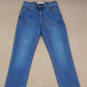 Levi's Perfectly Slimming Jeans. Size 4 512  Skinny Leg
